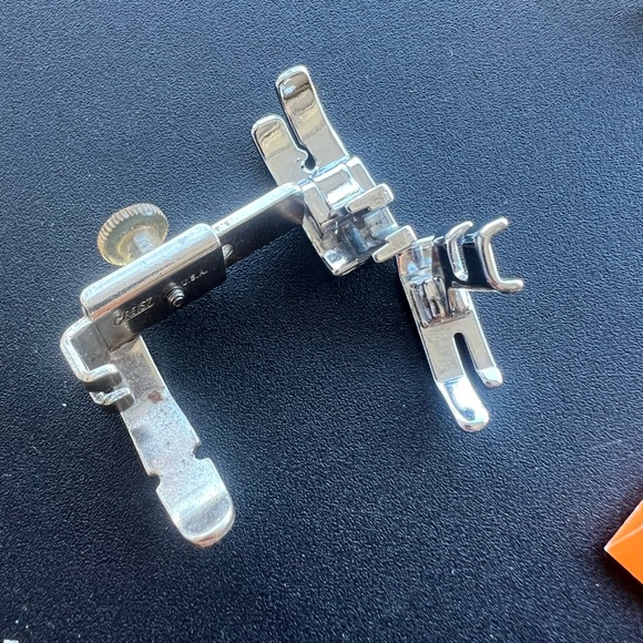 🪡 Assorted sewing machine accessories, needles and metal bobbins 🧵 - Picture 3 of 3